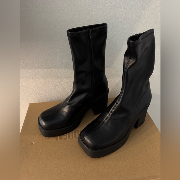 STEVE MADDEN BOOTIES - Picture 2 of 2